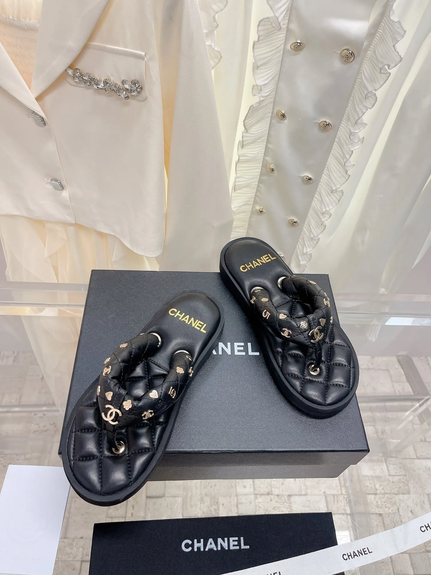 👟👟Ex-factory price 440👟👟 Women's Shoes Factory Women's Shoes Women's Clothing Women's Shoes Factory 𝗖𝗛𝗔𝗡𝗘𝗟The latest flip-flop slippers, top quality exclusive supply, beautiful on the feet💃💃This style is so popular! Original customized sheepskin material Original film T👟👟Ex-factory price U bottom 35-39 [40/41 customized]
